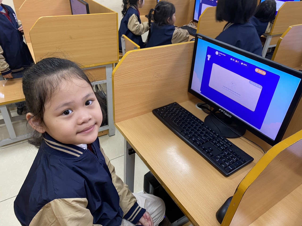 A child sitting in front of a computer

AI-generated content may be incorrect.