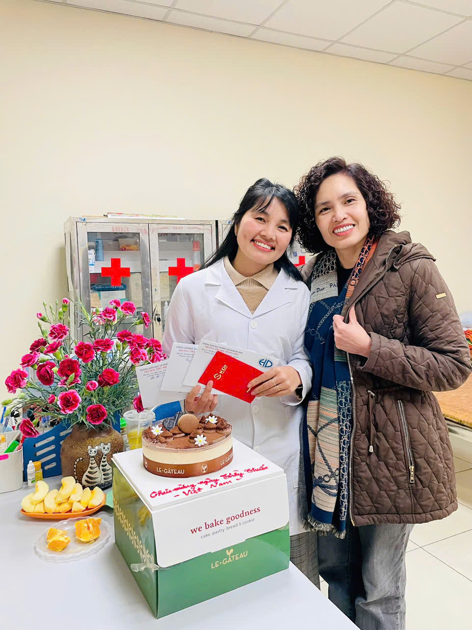 Two women standing next to a cake

AI-generated content may be incorrect.