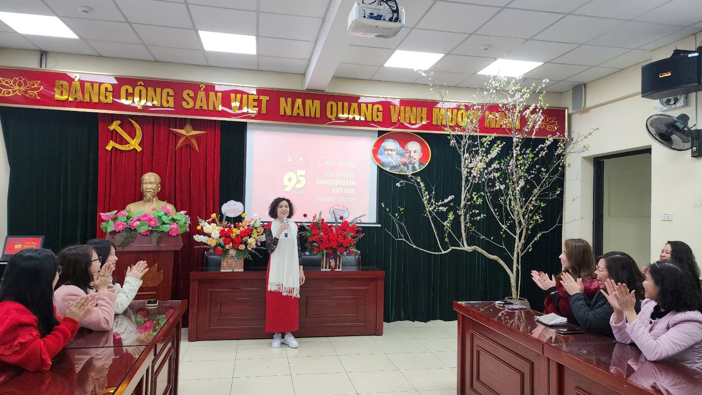 A person standing in front of a stage

Description automatically generated