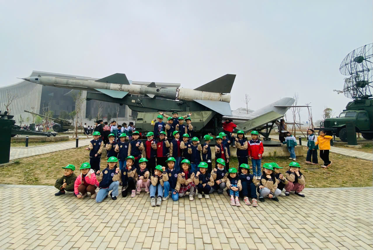 A group of children posing for a pictureAI-generated content may be incorrect.
