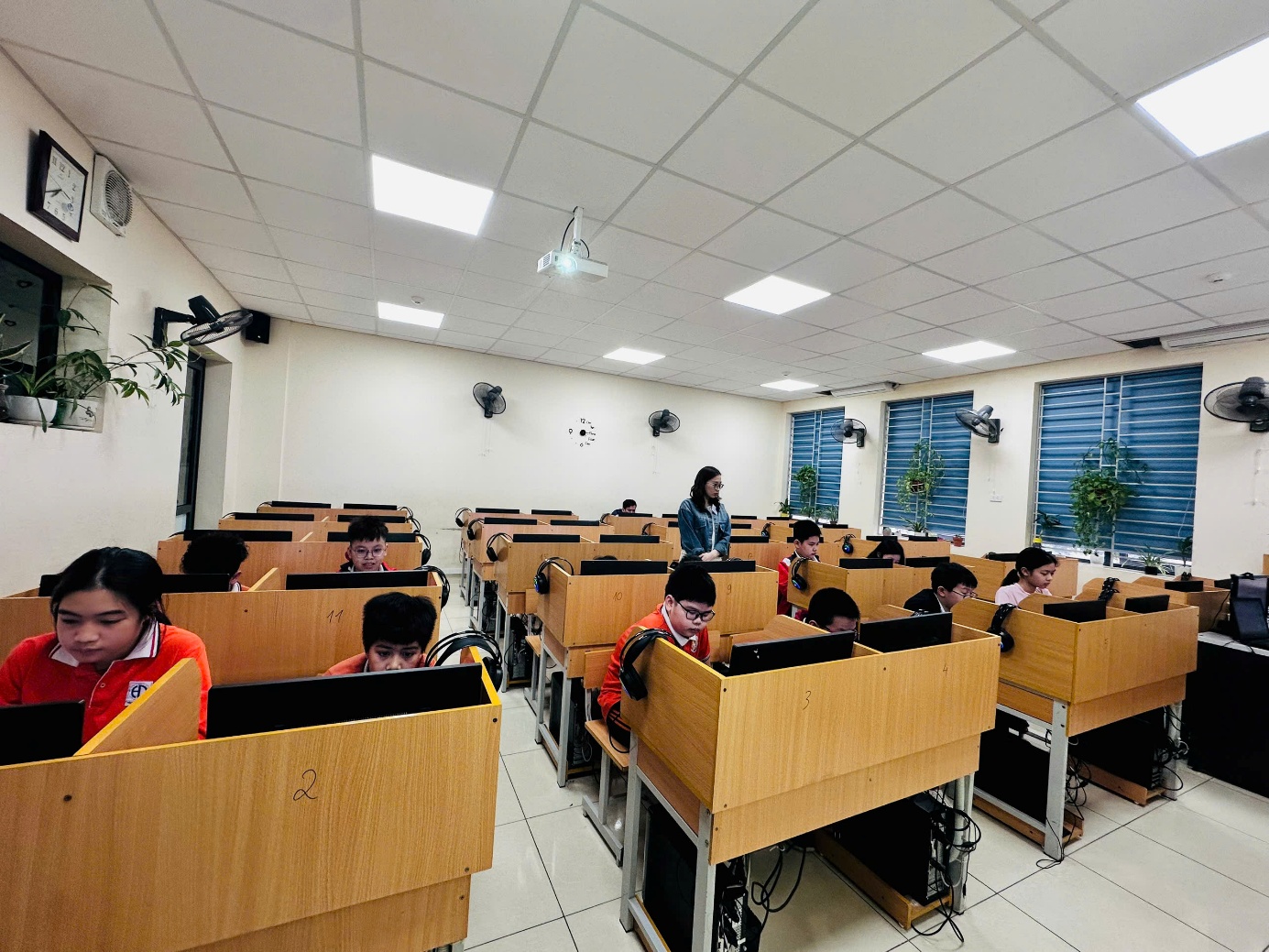 A group of people in a classroomAI-generated content may be incorrect.