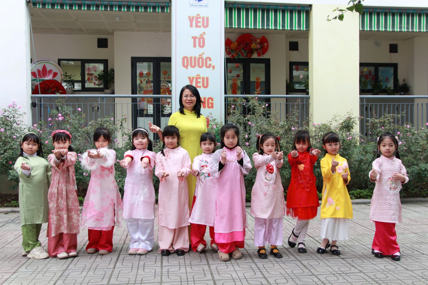A group of children posing for a photoAI-generated content may be incorrect.