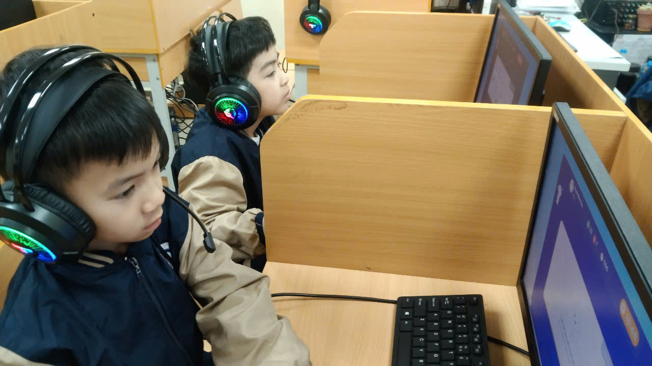 A group of kids wearing headphonesAI-generated content may be incorrect.