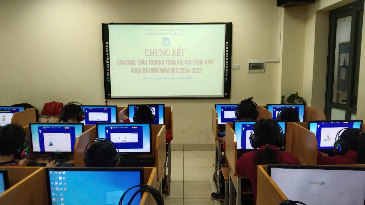 A room with computers and a projector screenAI-generated content may be incorrect.