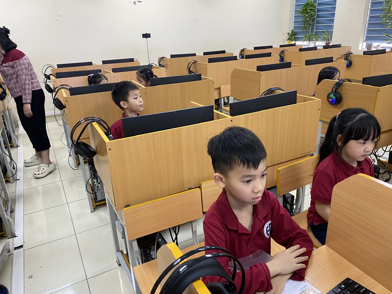 A group of kids sitting in a classroomAI-generated content may be incorrect.