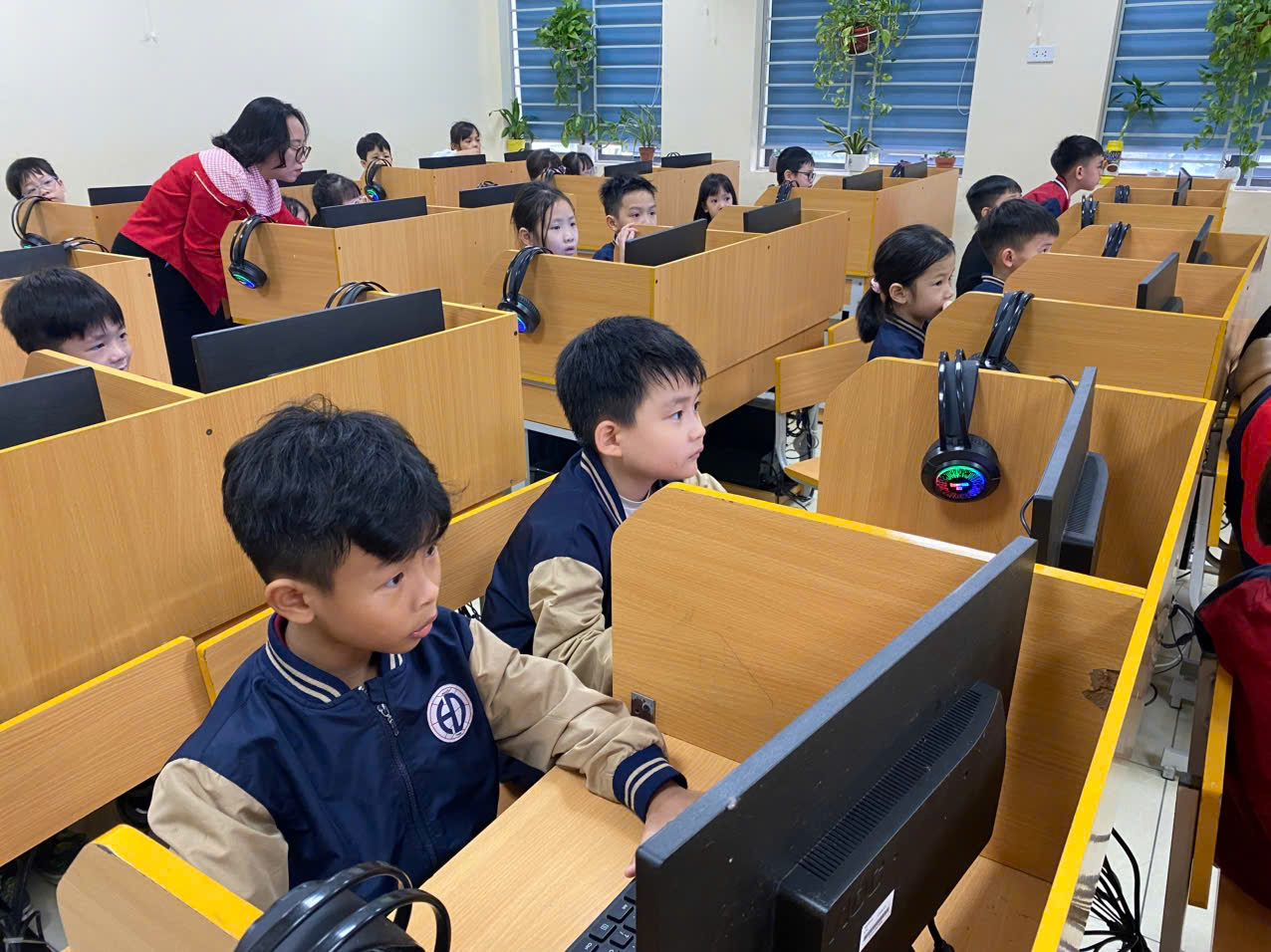 A group of children in a computer roomAI-generated content may be incorrect.