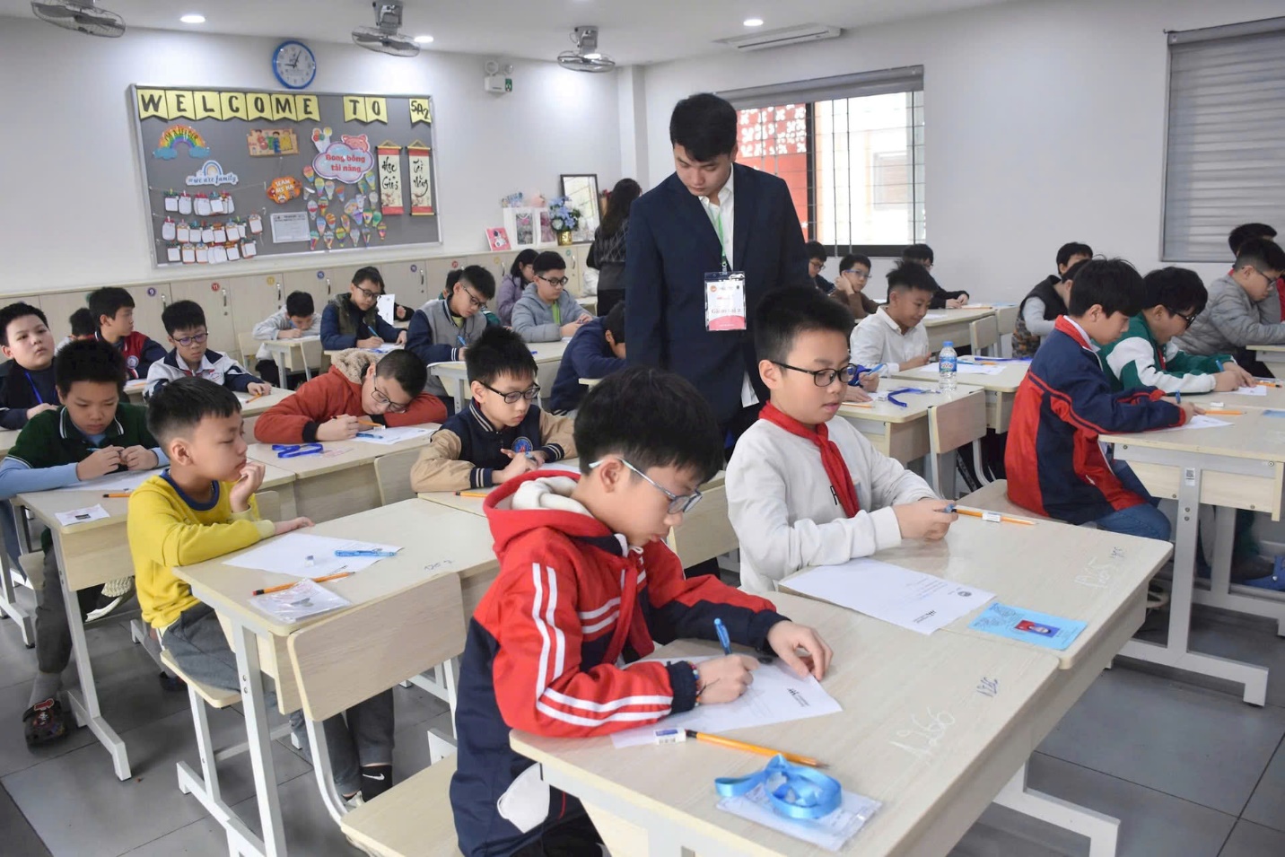 A group of children in a classroom

Description automatically generated