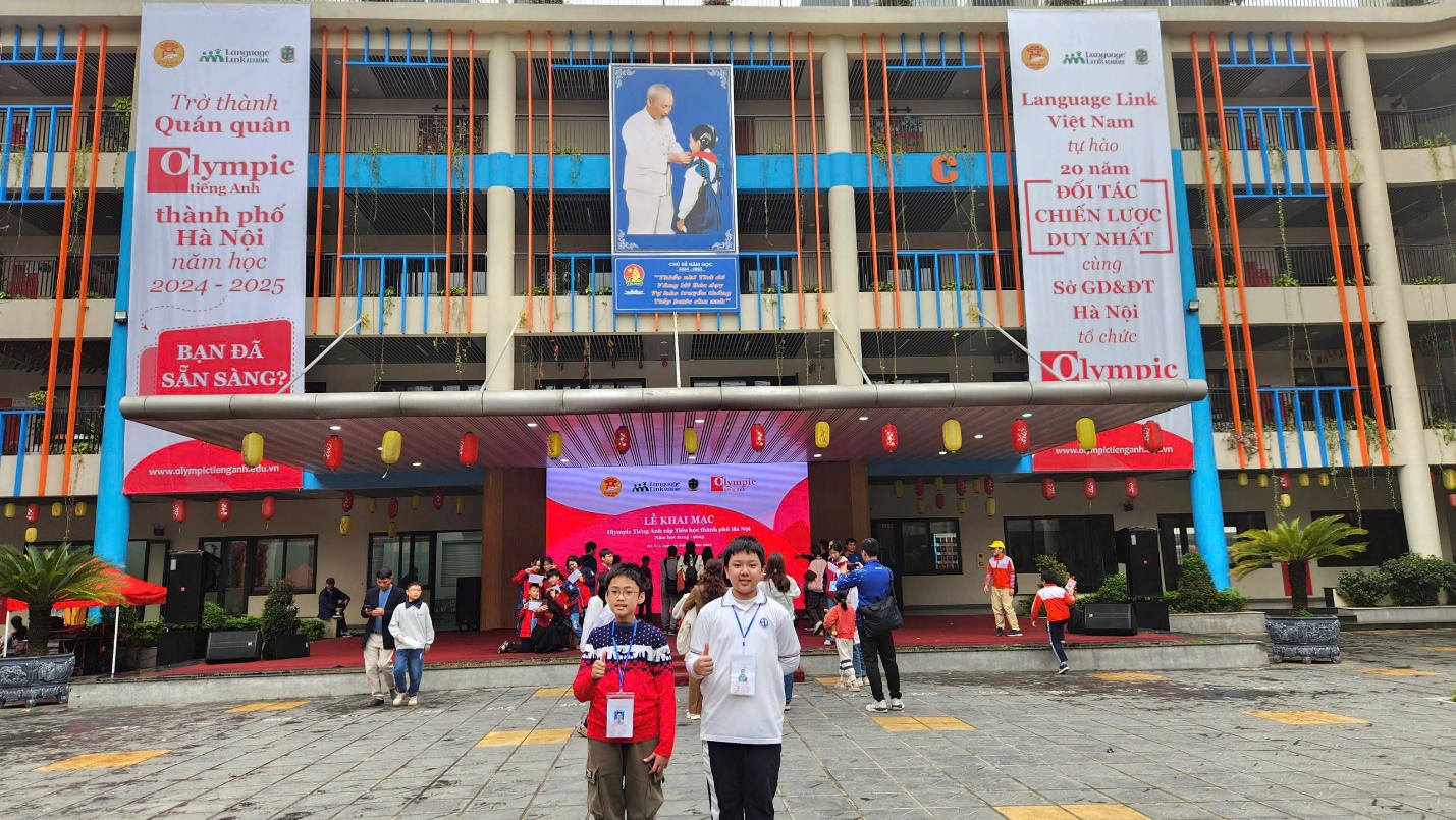A group of people in front of a building

Description automatically generated