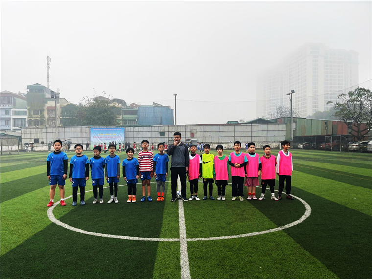 A group of kids standing on a football field

AI-generated content may be incorrect.