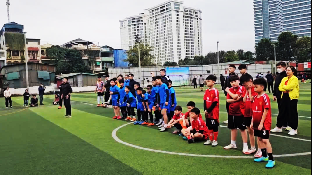 A group of kids on a football field

AI-generated content may be incorrect.