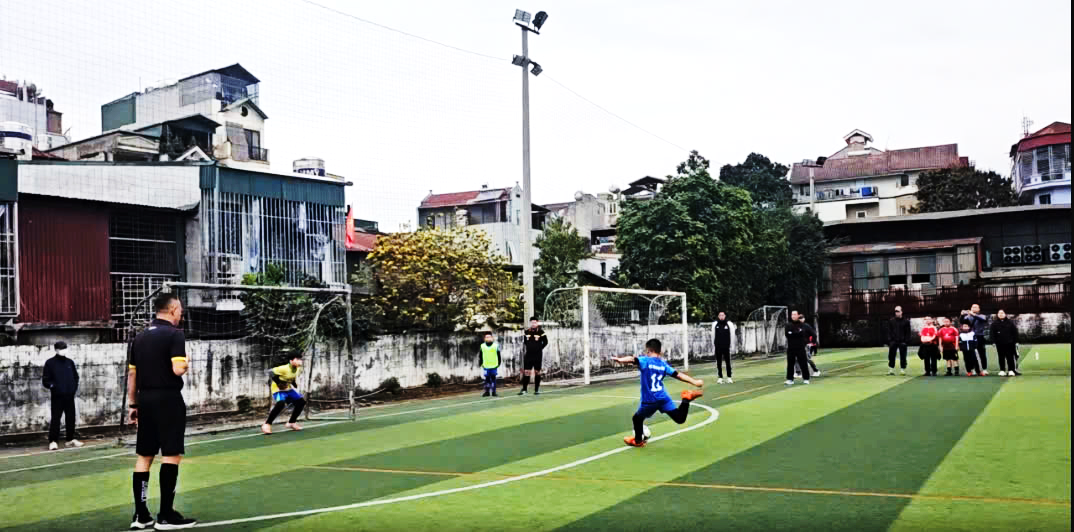 A group of people playing football

AI-generated content may be incorrect.