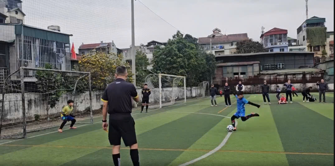 A group of people playing football

AI-generated content may be incorrect.