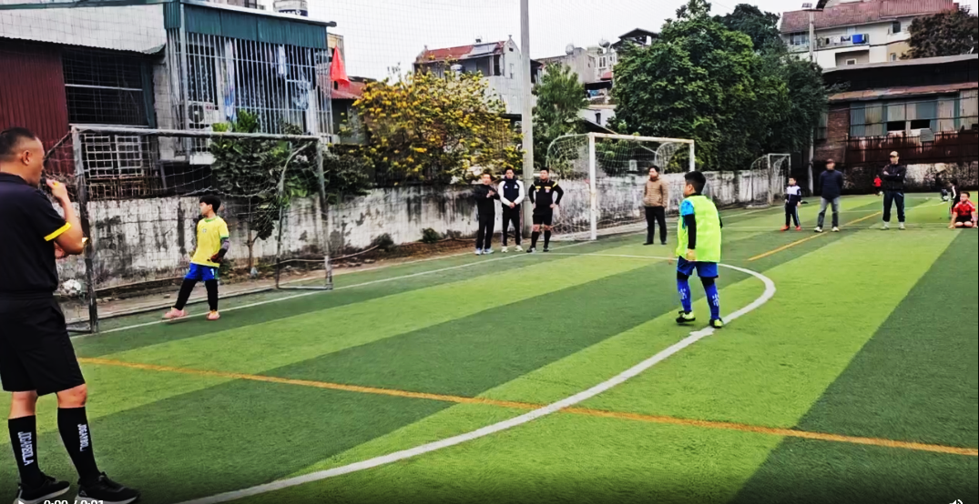 A group of people on a football field

AI-generated content may be incorrect.