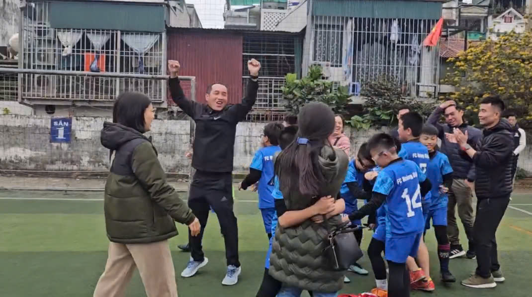 A group of people standing around a person raising their arms

AI-generated content may be incorrect.