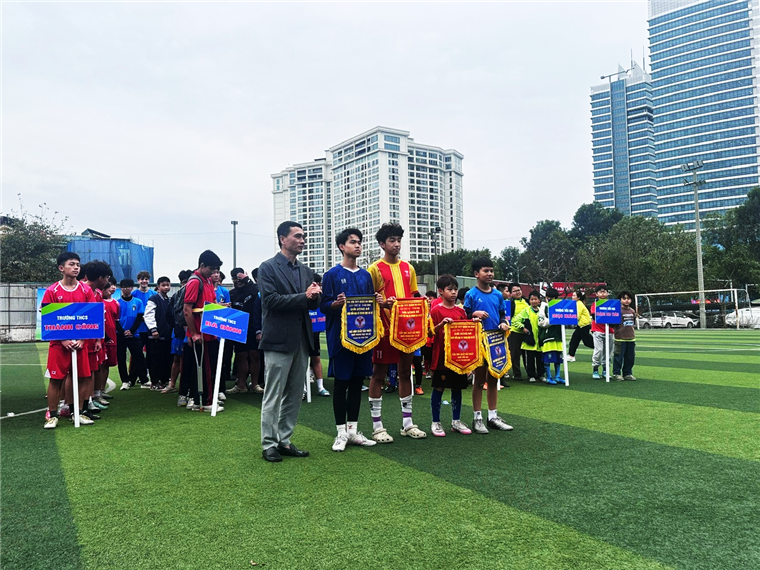 A group of people standing on a field with banners

AI-generated content may be incorrect.