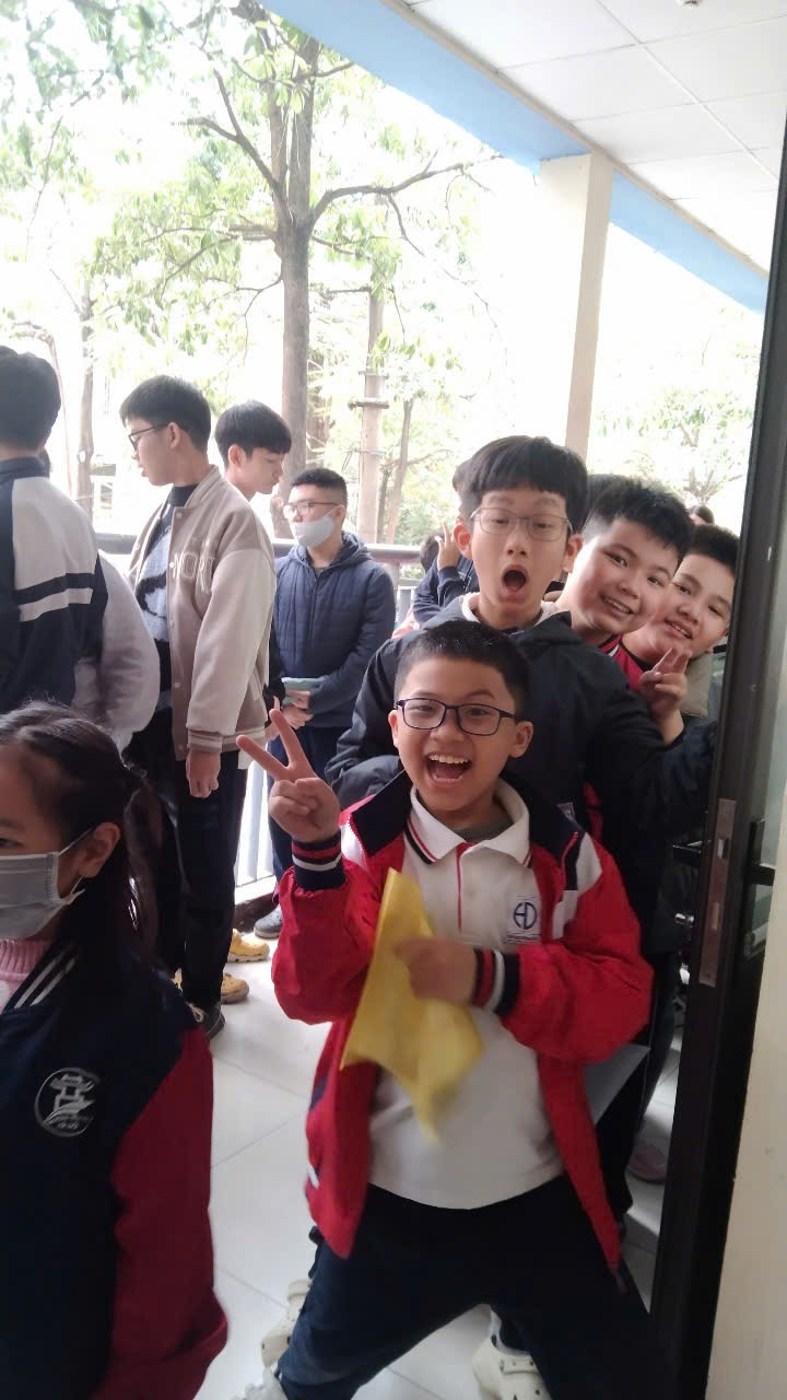 A group of kids in a roomAI-generated content may be incorrect.