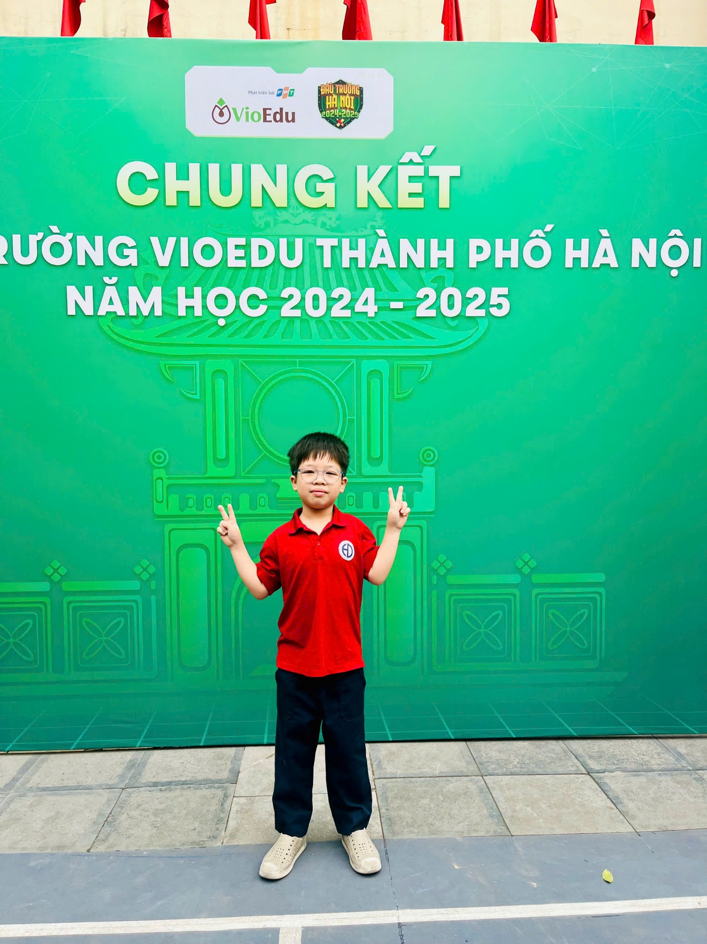 A child standing in front of a green signAI-generated content may be incorrect.