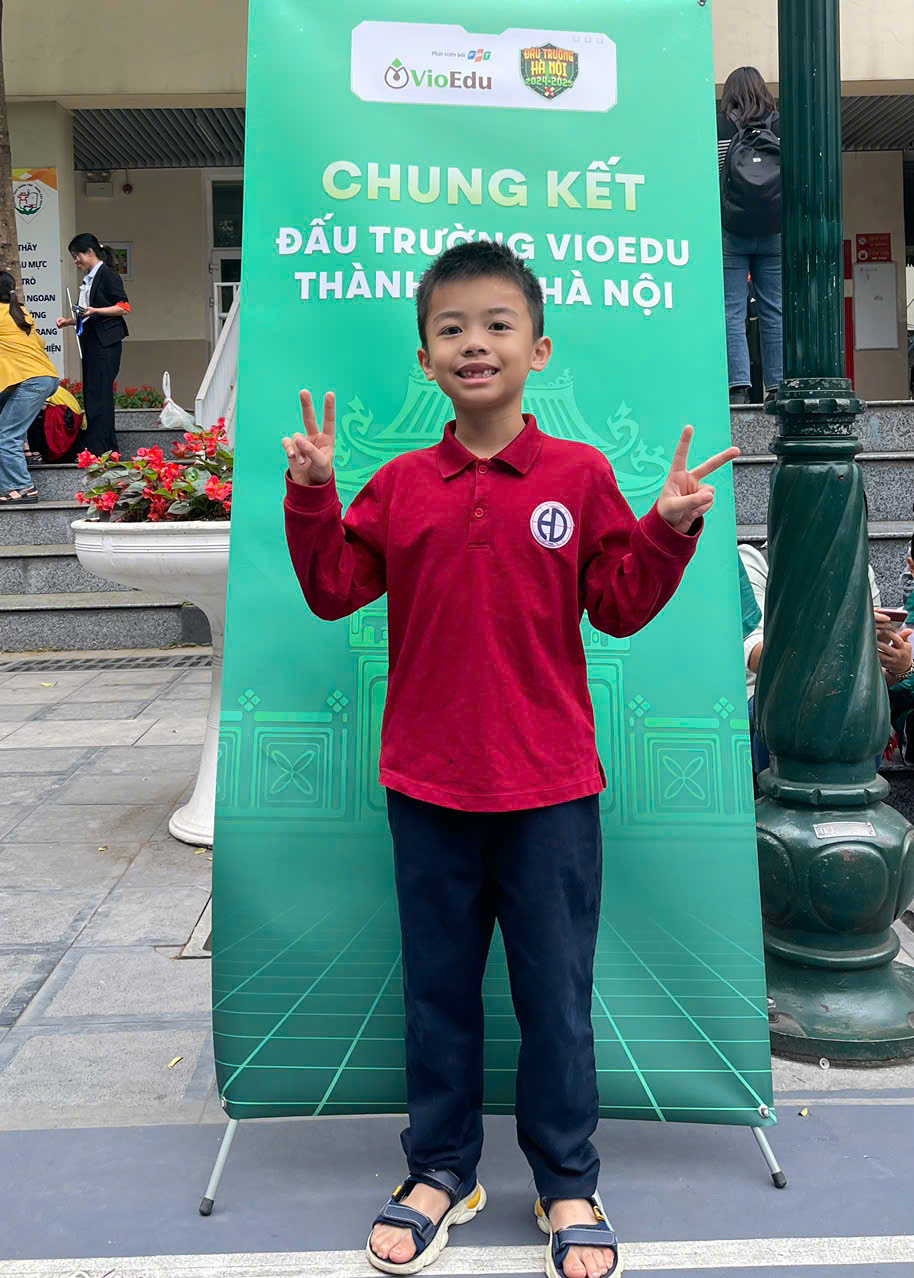 A child standing in front of a signAI-generated content may be incorrect.