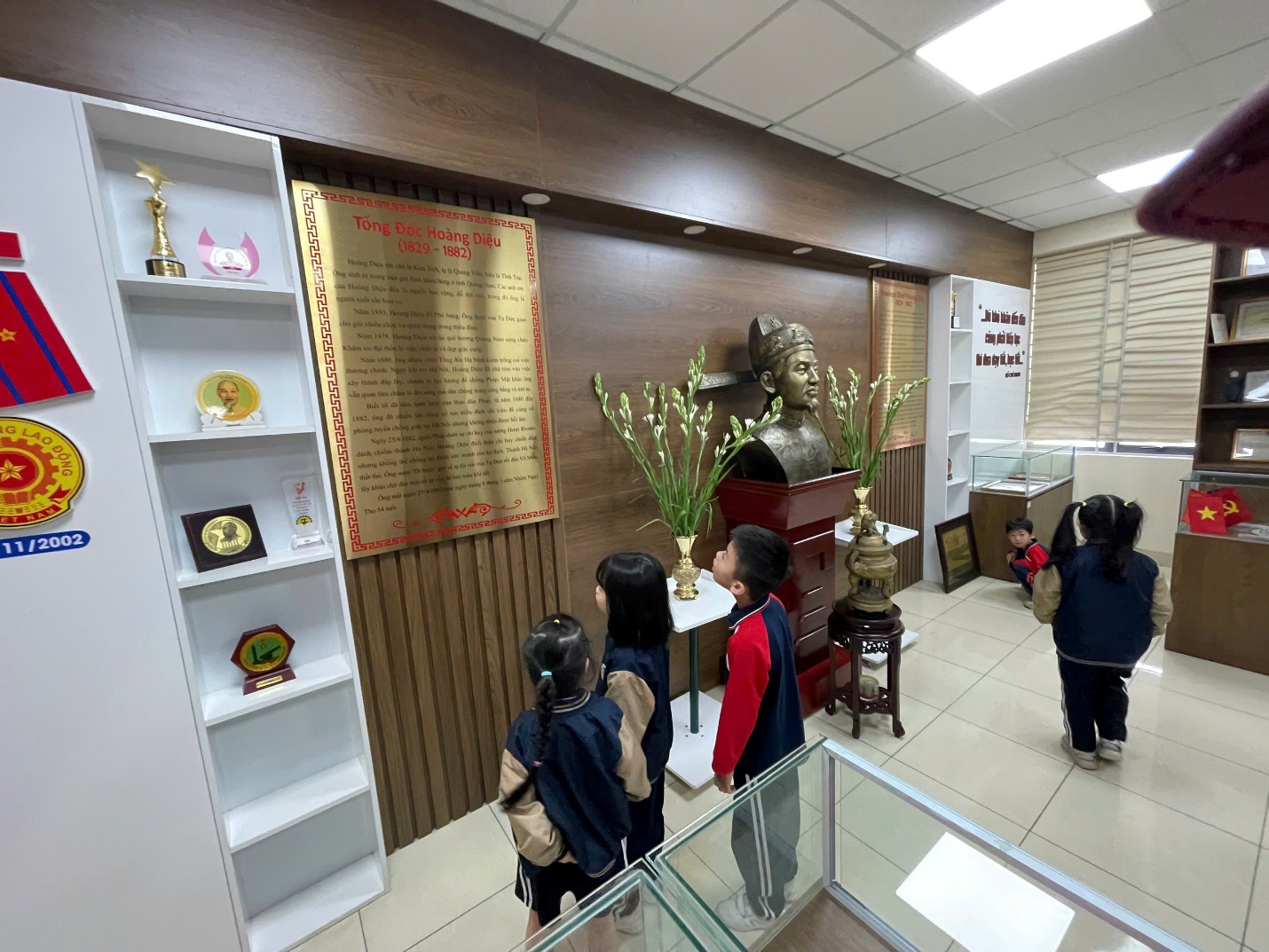 A group of children looking at a statueAI-generated content may be incorrect.