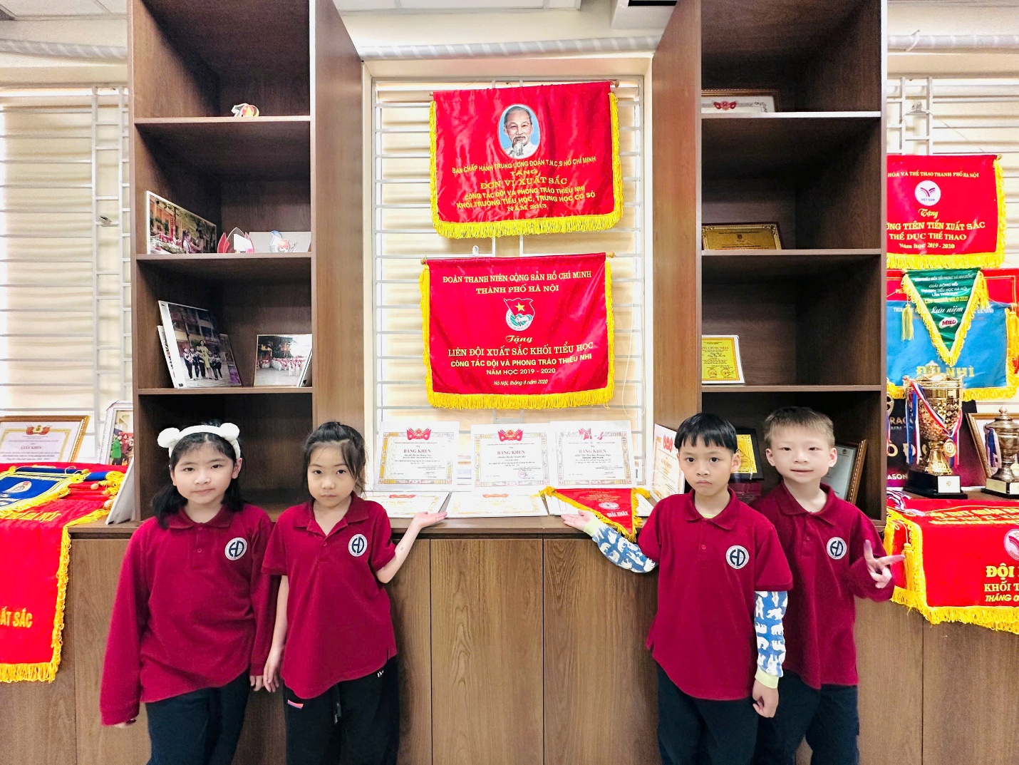 A group of children standing in front of a shelfAI-generated content may be incorrect.
