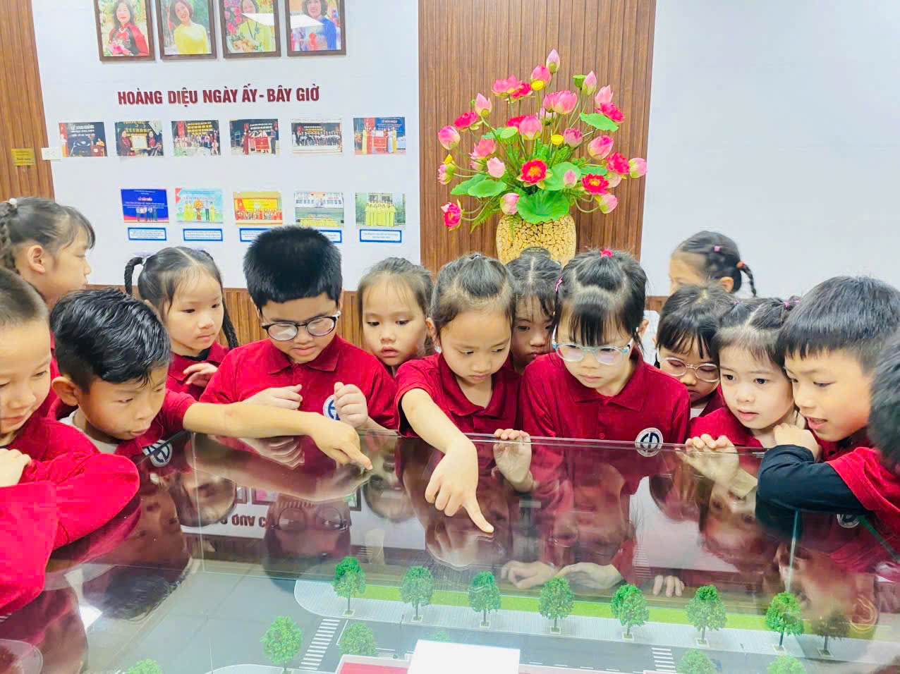 A group of children looking at a modelAI-generated content may be incorrect.