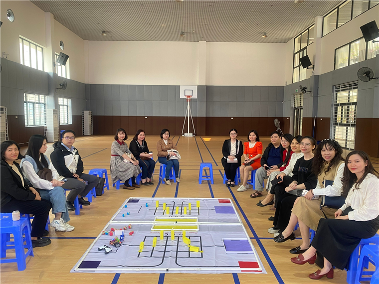 A group of people sitting in a roomAI-generated content may be incorrect.