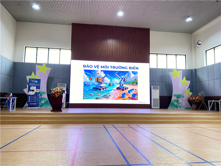 A stage with a large screenAI-generated content may be incorrect.