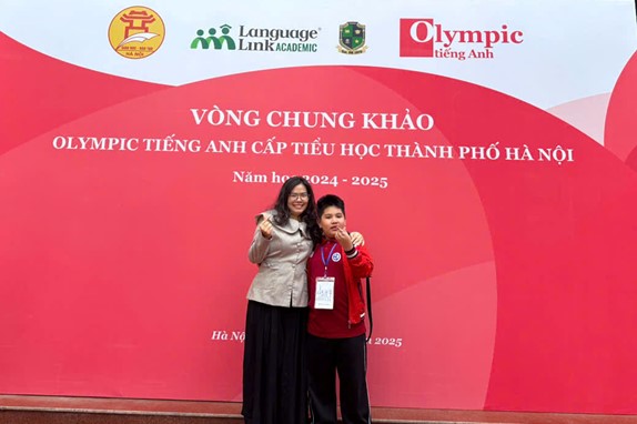 A person and child posing for a pictureAI-generated content may be incorrect.