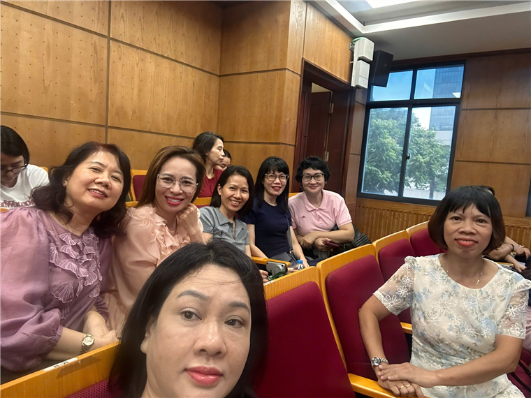 A group of women sitting in a roomAI-generated content may be incorrect.