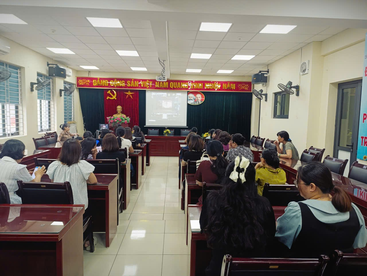 A group of people in a classroomAI-generated content may be incorrect.