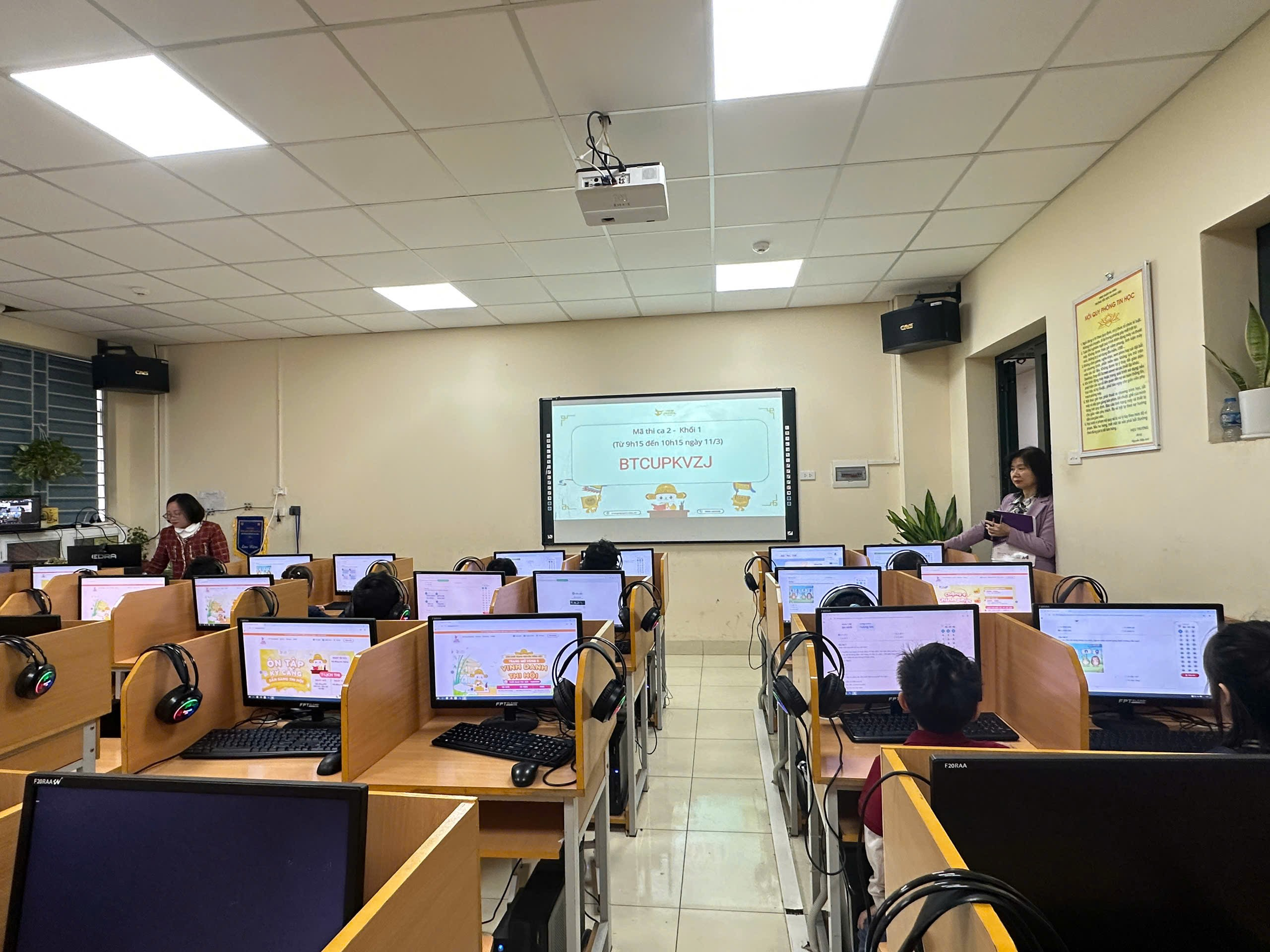 A room with computers and a large screenAI-generated content may be incorrect.