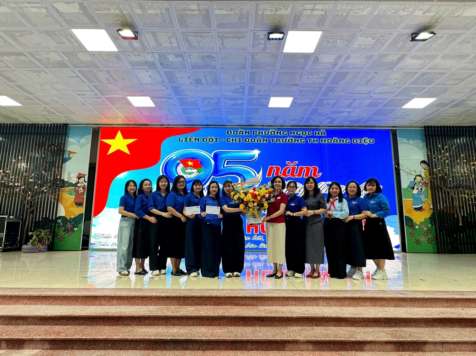 A group of women standing on a stage

AI-generated content may be incorrect.