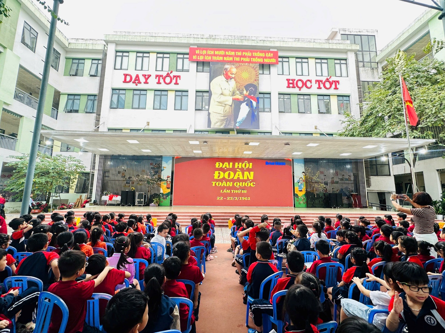 A group of people sitting in chairs outside a building

AI-generated content may be incorrect.