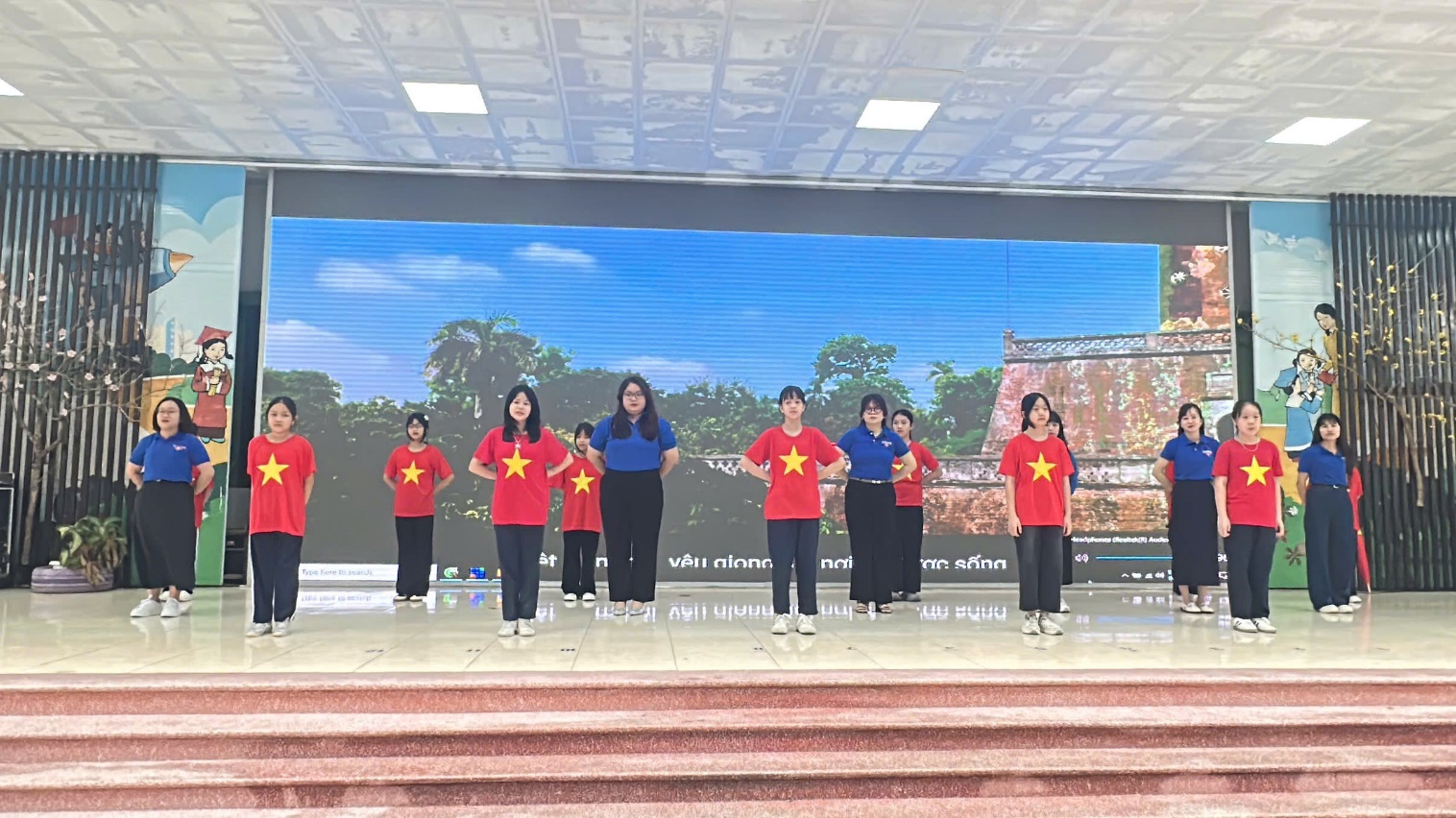 A group of people standing on a stage

AI-generated content may be incorrect.