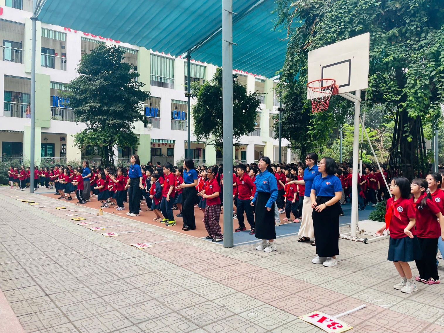 A group of people standing in a line

AI-generated content may be incorrect.