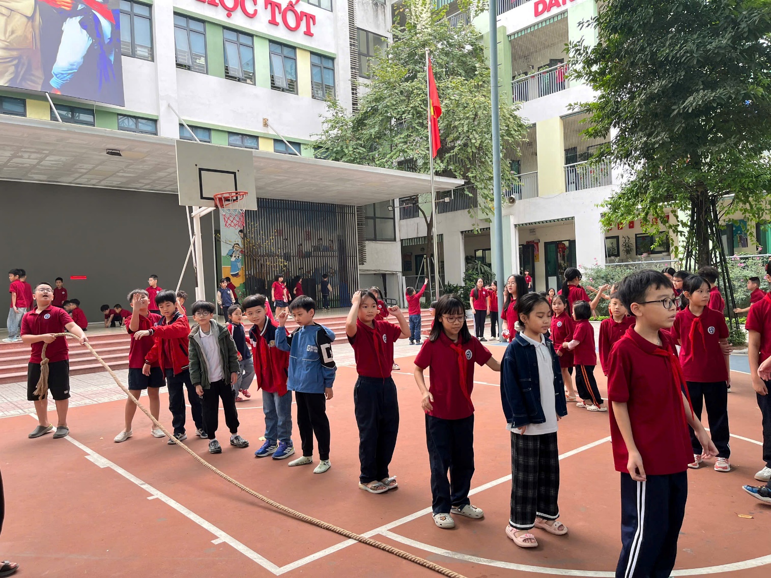 A group of children standing in a line on a basketball court

AI-generated content may be incorrect.