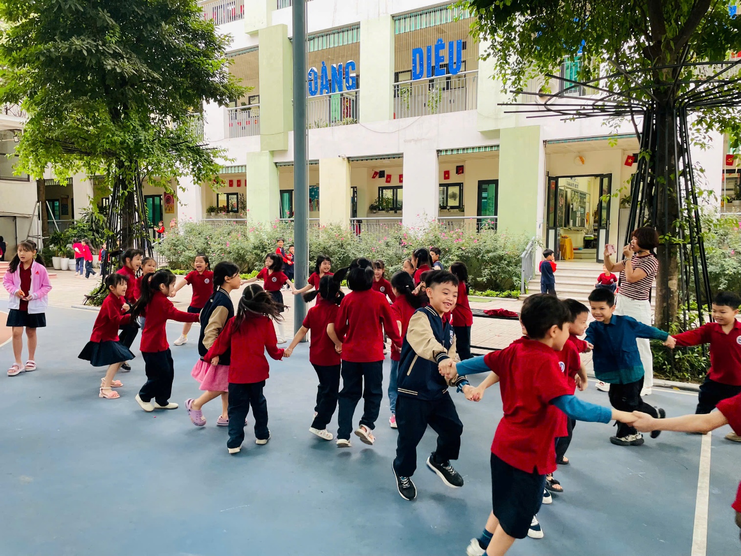 A group of children playing outside

AI-generated content may be incorrect.