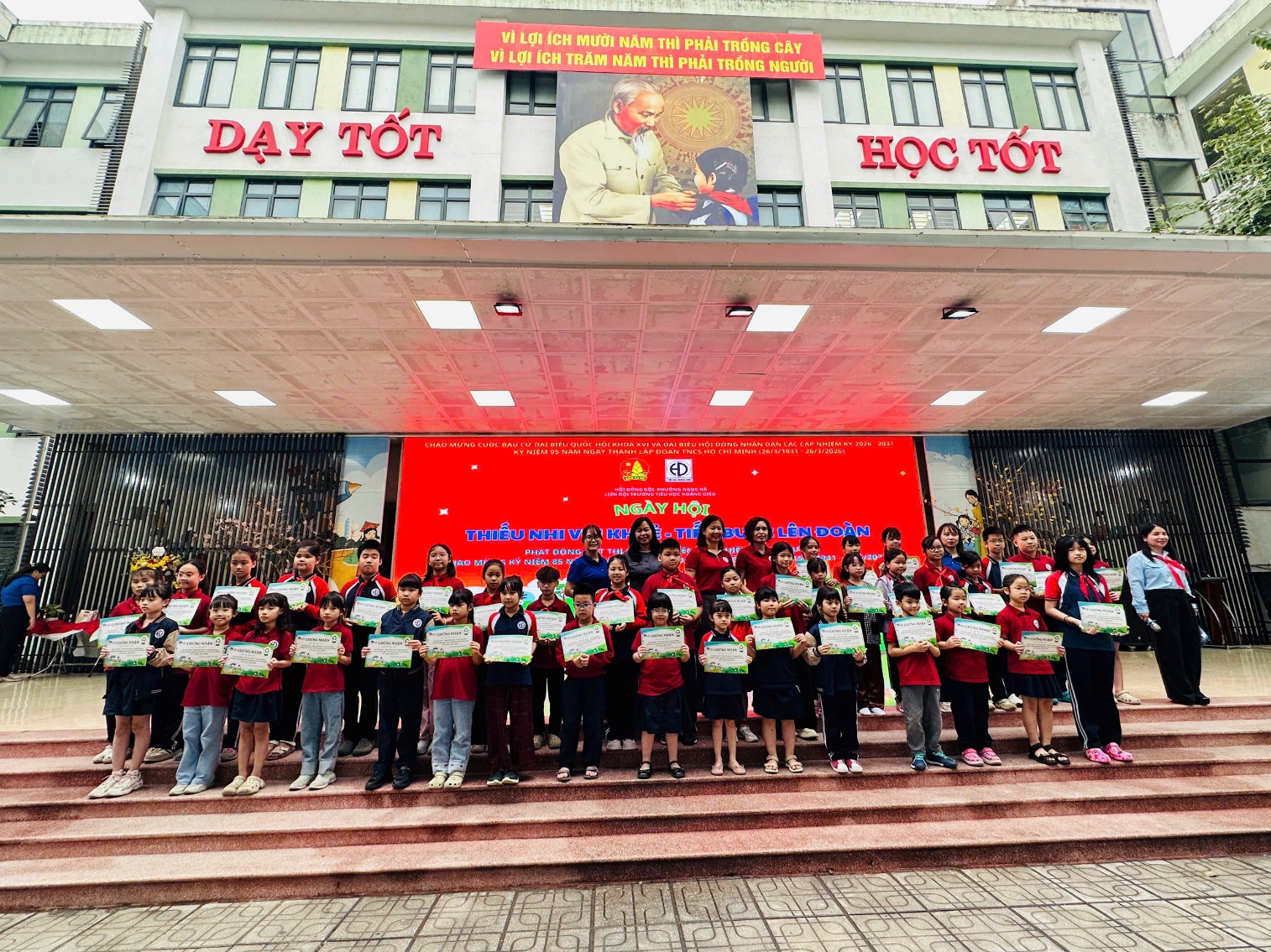 A group of people holding signs

AI-generated content may be incorrect.