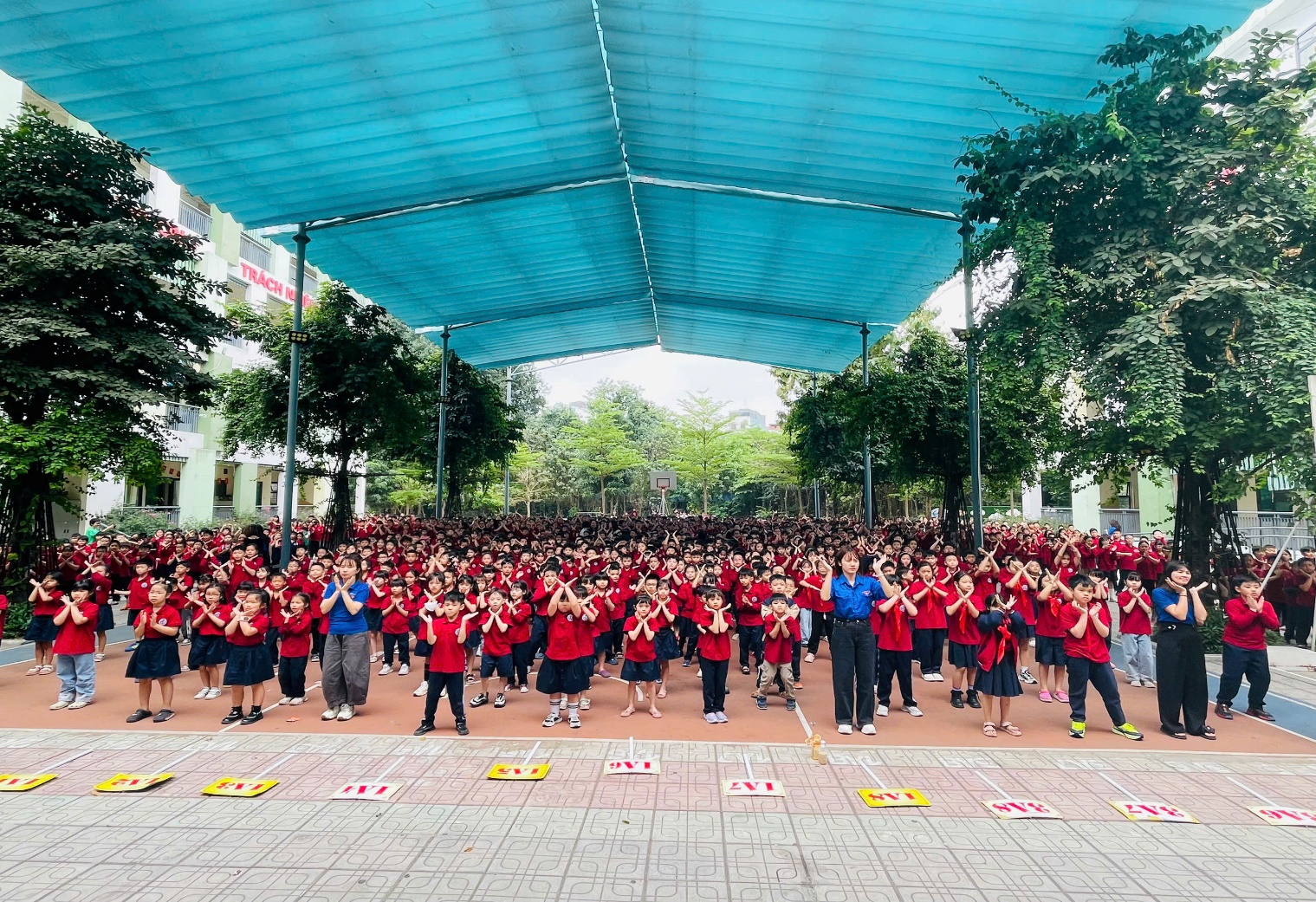 A large group of people in red shirts

AI-generated content may be incorrect.