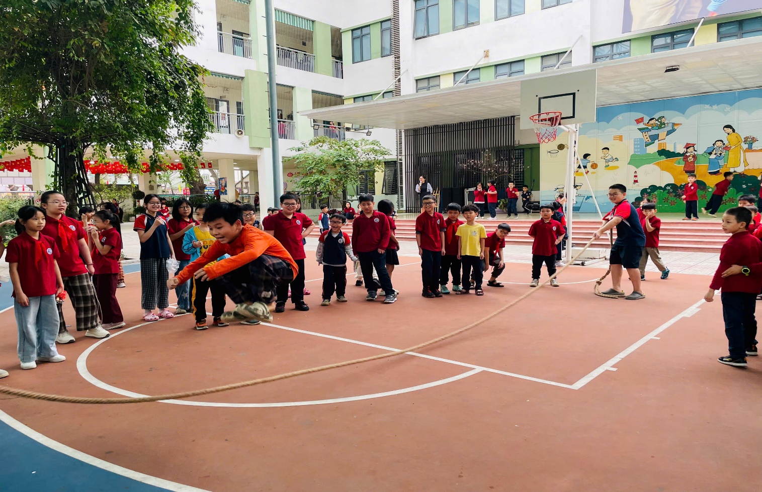 A group of kids playing a game of basketball

AI-generated content may be incorrect.