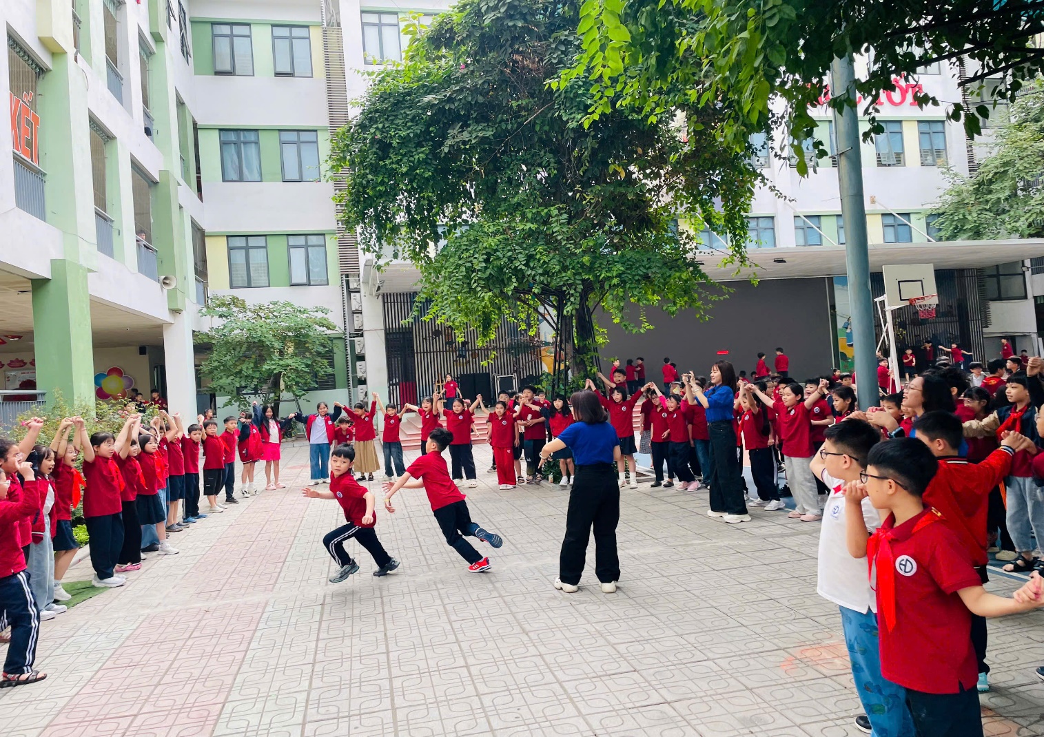 A group of people in red shirts

AI-generated content may be incorrect.