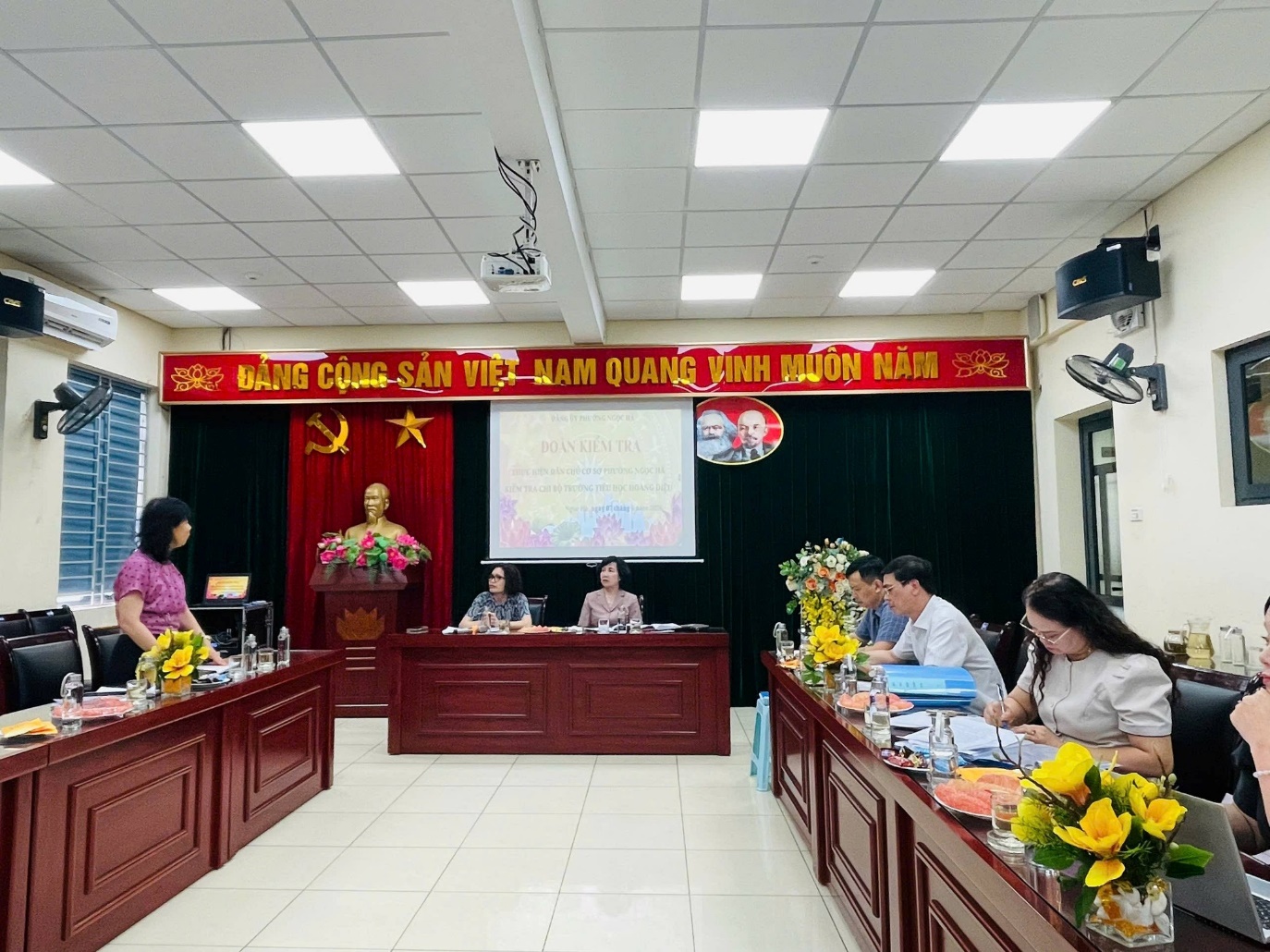 Có thể là hình ảnh về đền thờ và văn bản