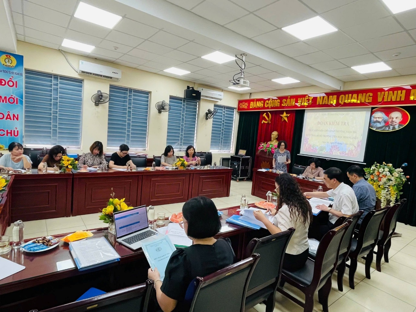 Có thể là hình ảnh về học tập, bàn và văn bản