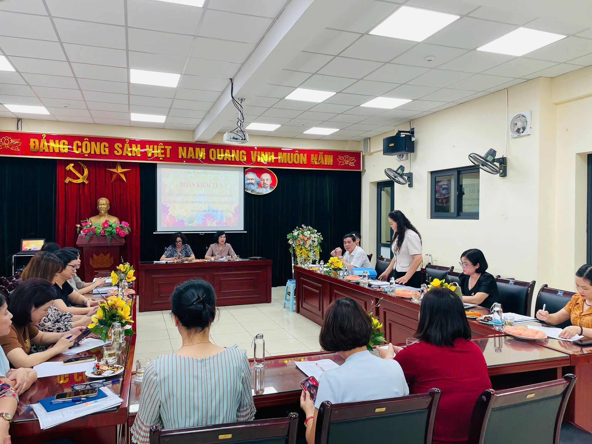 Có thể là hình ảnh về học tập, bàn và văn bản