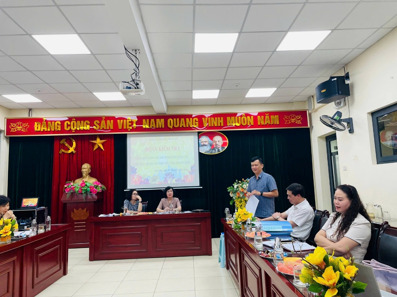 Có thể là hình ảnh về ‎văn bản cho biết '‎8 افسم ĐÁNG CỘNG CỘNG-SÁN SẢN VIỆT VIỆTNAM NAM QUANG VINH MUÔN NĂM 0(102 DAG DOIKIENTRE DOAN KIEMTRA‎'‎