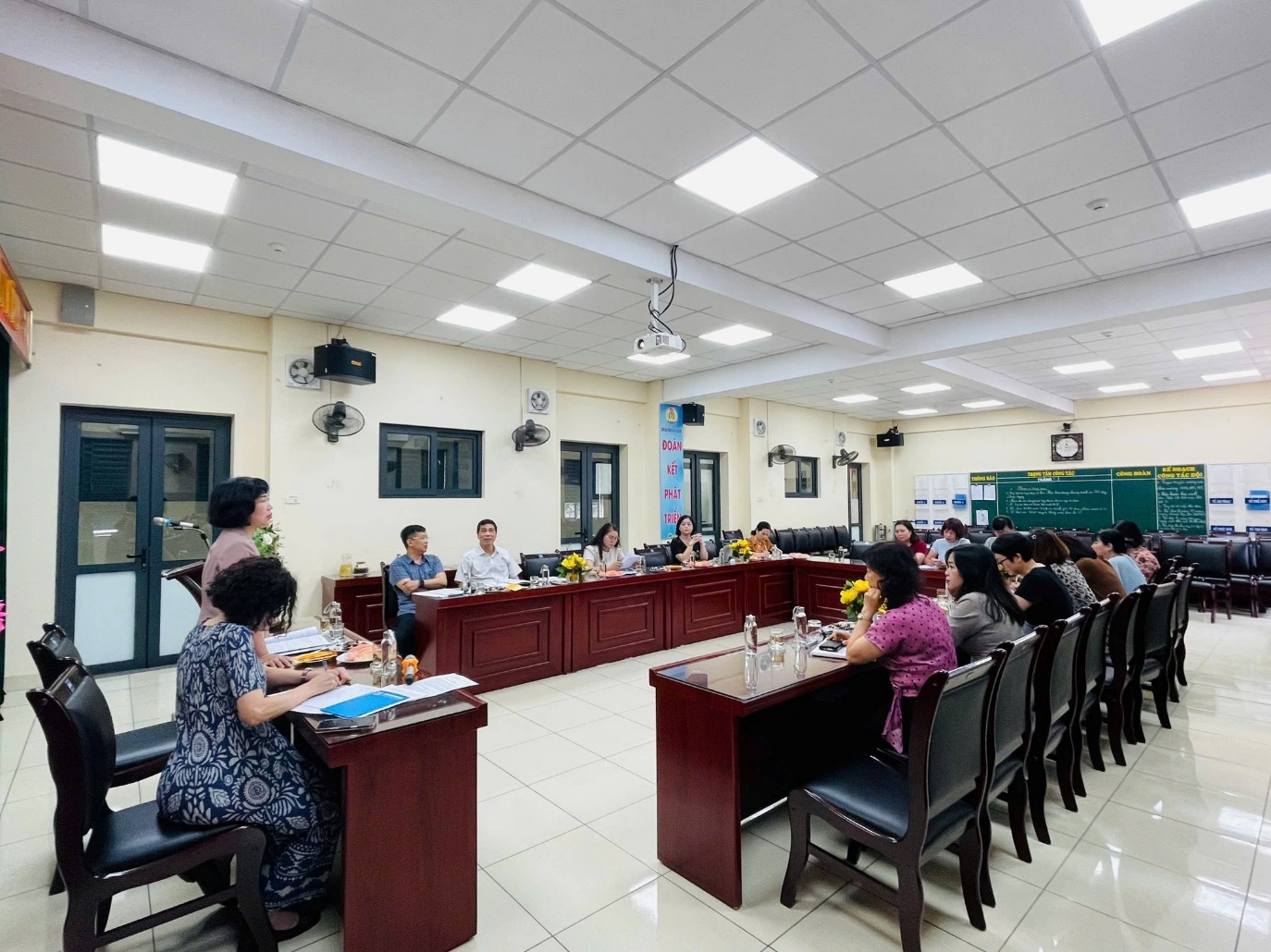 Có thể là hình ảnh về một hoặc nhiều người, mọi người đang học, bàn, bệnh viện và văn bản