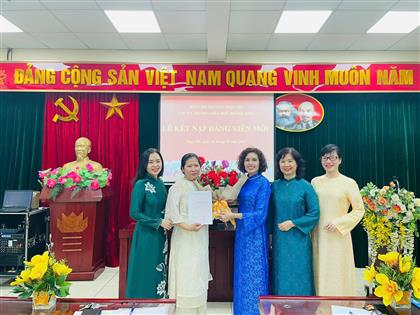 Chi bộ Trường Tiểu học Hoàng Diệu tổ chức lễ kết nạp đảng viên mới cho quần chúng ưu tú Nguyễn Thị Thanh Huệ