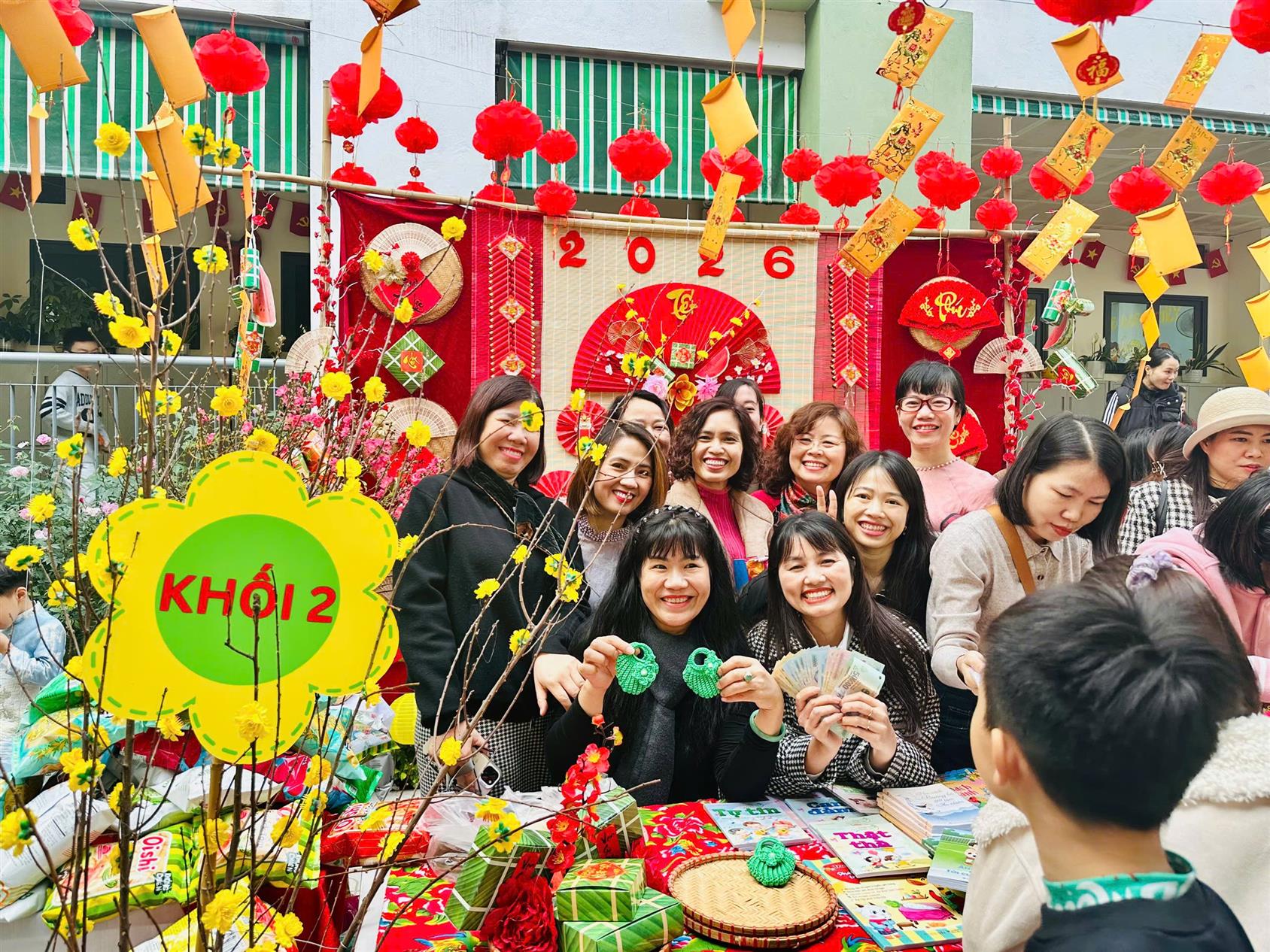 Trường Tiểu học Hoàng Diệu tổ chức Hội chợ Xuân - Hướng về biên cương Tổ quốc