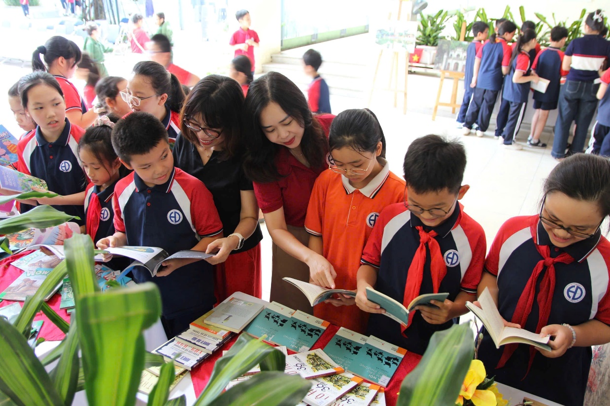 A group of children looking at books

AI-generated content may be incorrect.