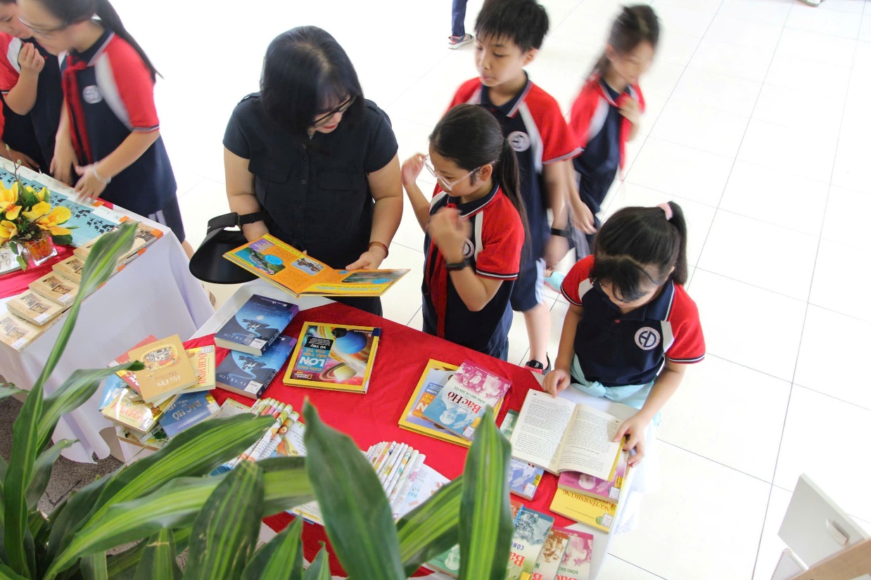 A group of children looking at books

AI-generated content may be incorrect.
